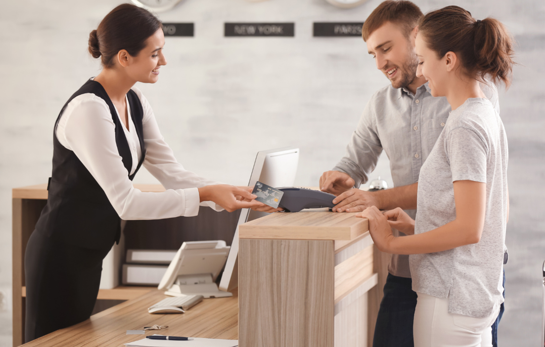 7 Best Credit Cards To Pay For Hotels And Travel Expenses For Free Flights (2025)
